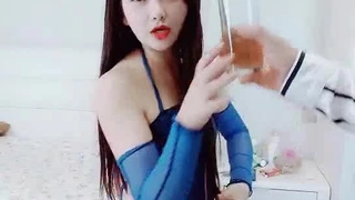 怪物阳具的人妖手指插入导致混乱的喷射和射精
