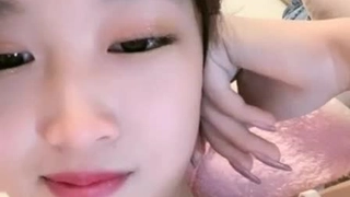 小胸部和大鸡巴在热辣的一对一遭遇中