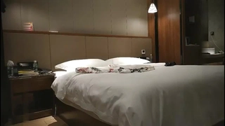 我他妈的我的继妹，她让我在她的阴户内射精 - Little Dessert