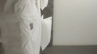 少女被陌生人抱起来,最终参与了一场狂野的性爱遭遇