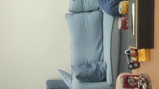 大学女孩在狂野的视频中喷水并被洗阴部