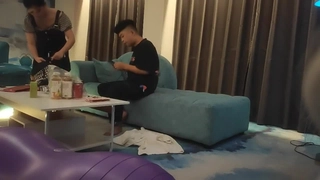 性感制服网红妹子，道具大黑牛自慰騒穴，还自己闻闻自己骚水第01集