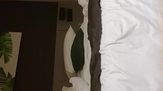 年轻的业余继妹在高清中接受了混乱的面部射精
