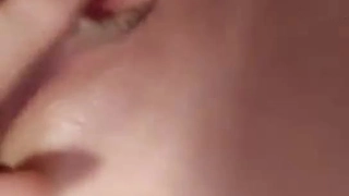 可爱的亚洲棕发女郎在车里热情地口交
