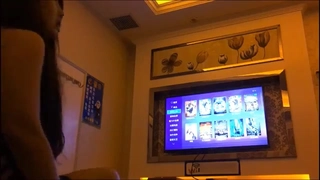 深色头发的少女在宿舍里抽烟和挑逗,然后深喉和吸吮