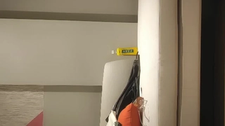 大学时代的青少年在狂欢中探索他们的性欲