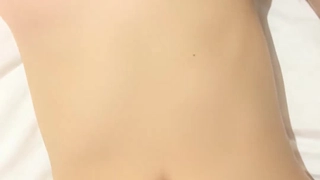 业余宝贝在卧室里自慰并足交