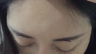 年长的女人在大自然中自慰以缓解压力