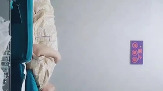 对白搞笑淫荡剧情A片单身狗到哥们家串门看中朋友的媳妇想不到哥们居然驯服他老婆与他做爱他在旁边看打飞机