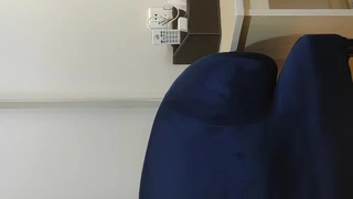 年轻的俄罗斯棕发女郎第一次接受处女阴道按摩